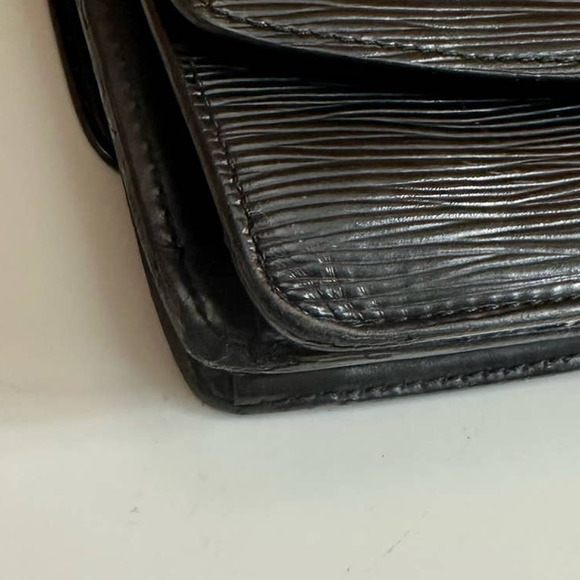 ✨Beautiful✨ Louis Vuitton Epi Leather Crossbody - Picture 8 of 11